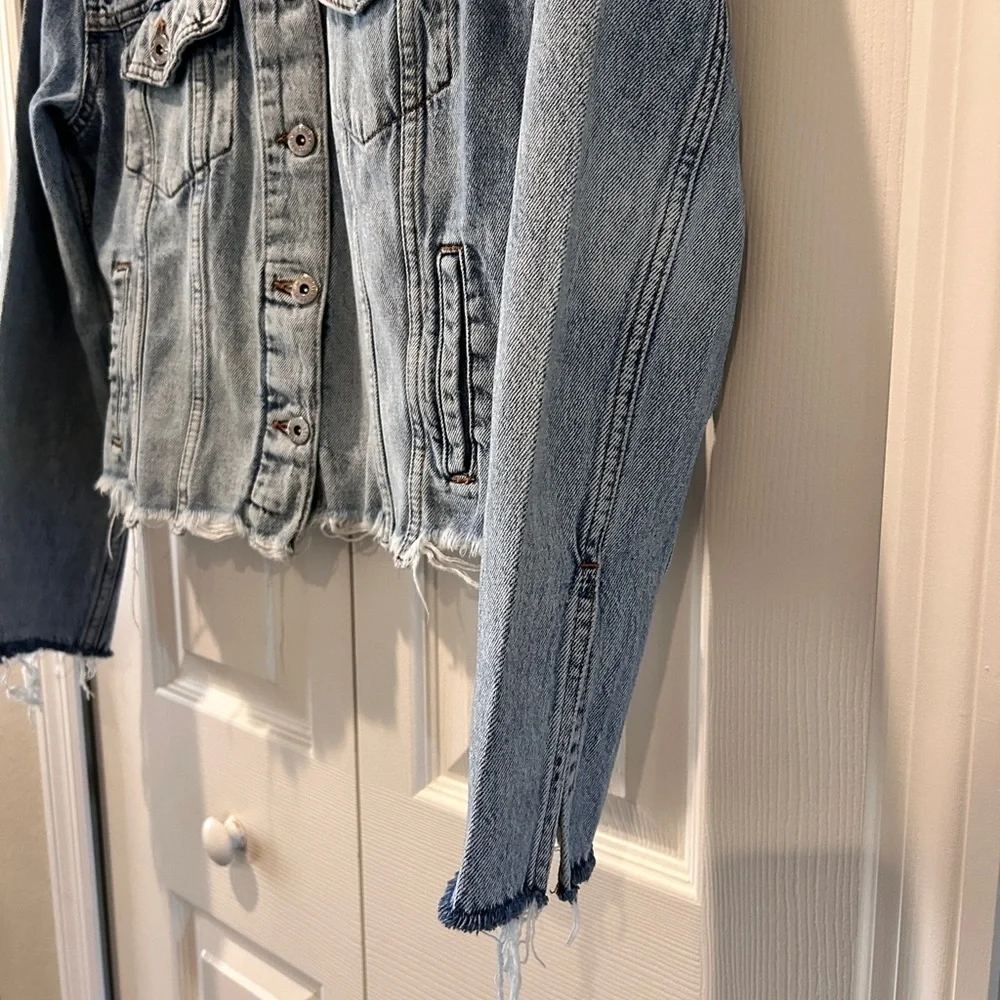 🌿 Pull&Bear Cropped Denim Jacket • Distressed Raw Hem Size Medium